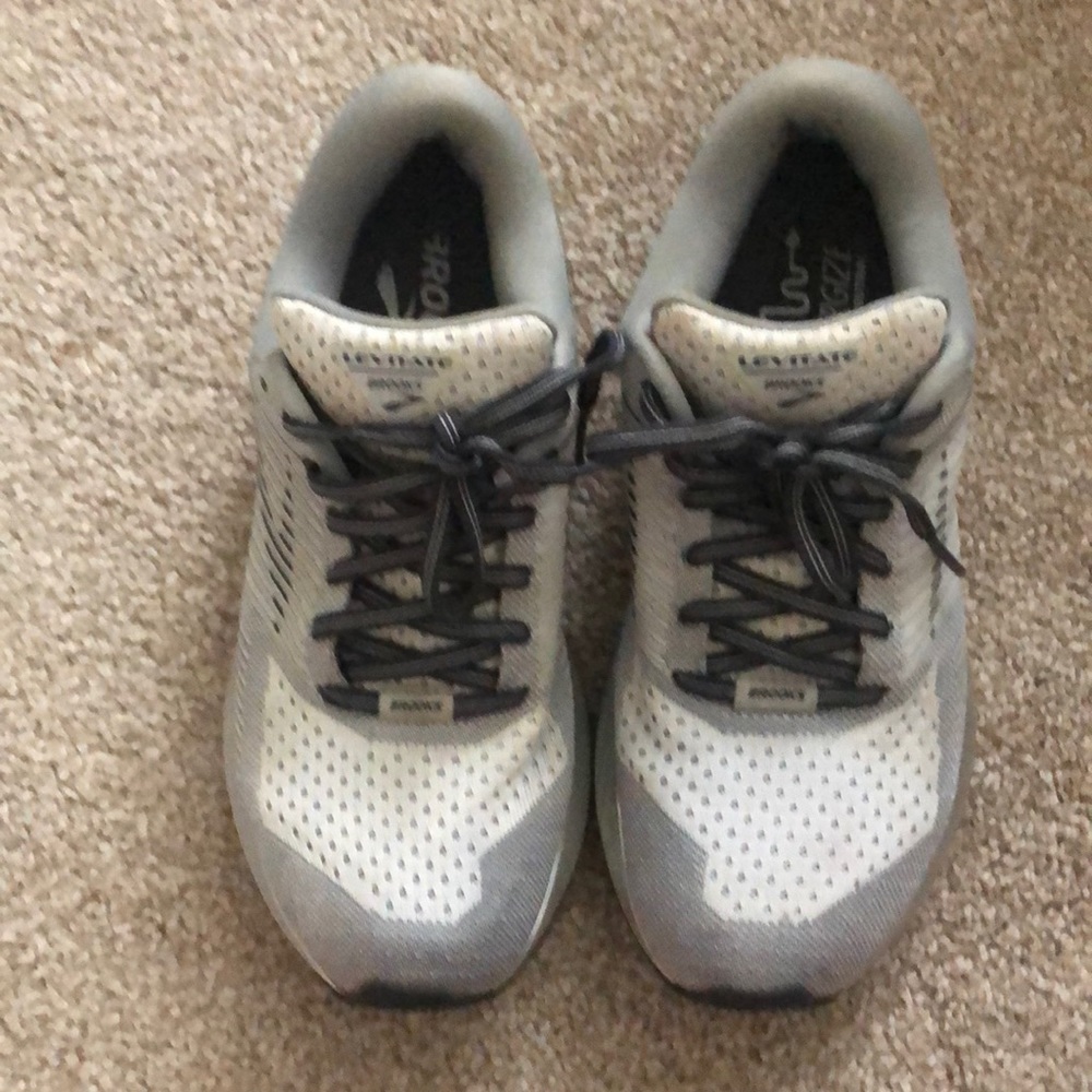 Women’s size 7 1/2 brooks levitate